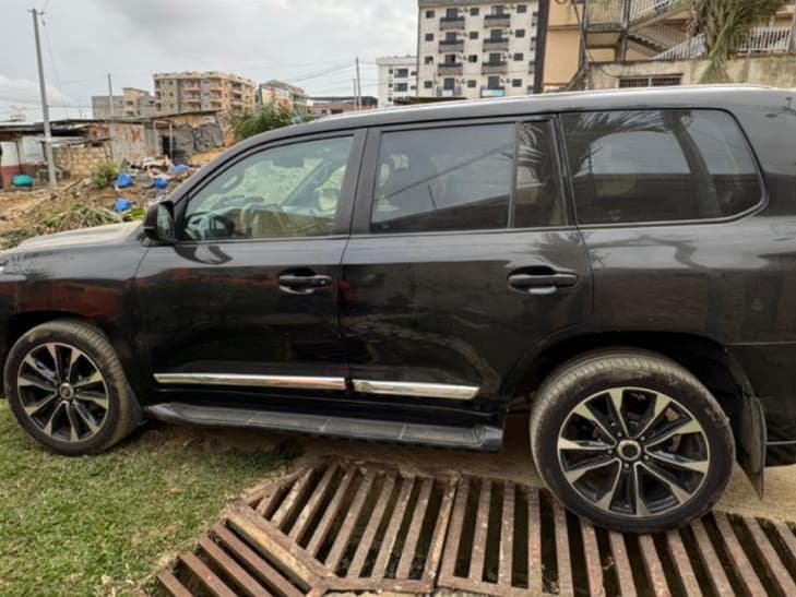 Toyota LAND CRUISER photo 2