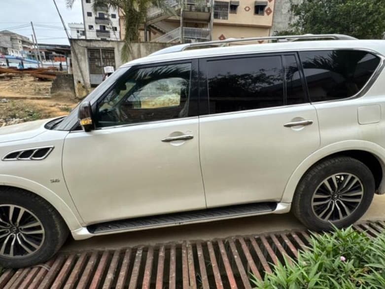 Infiniti QX80 photo 2