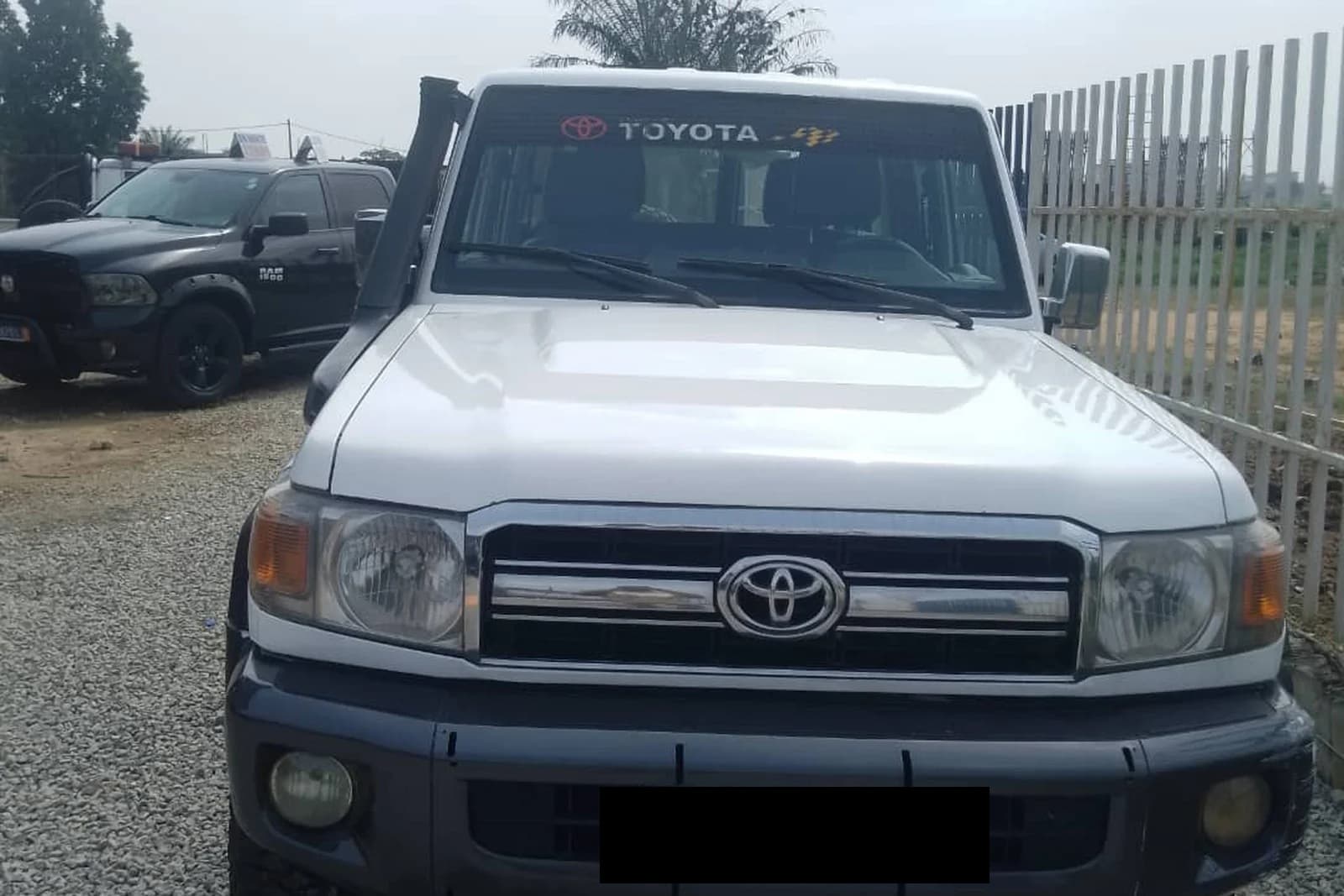 Toyota LAND CRUISER photo 2