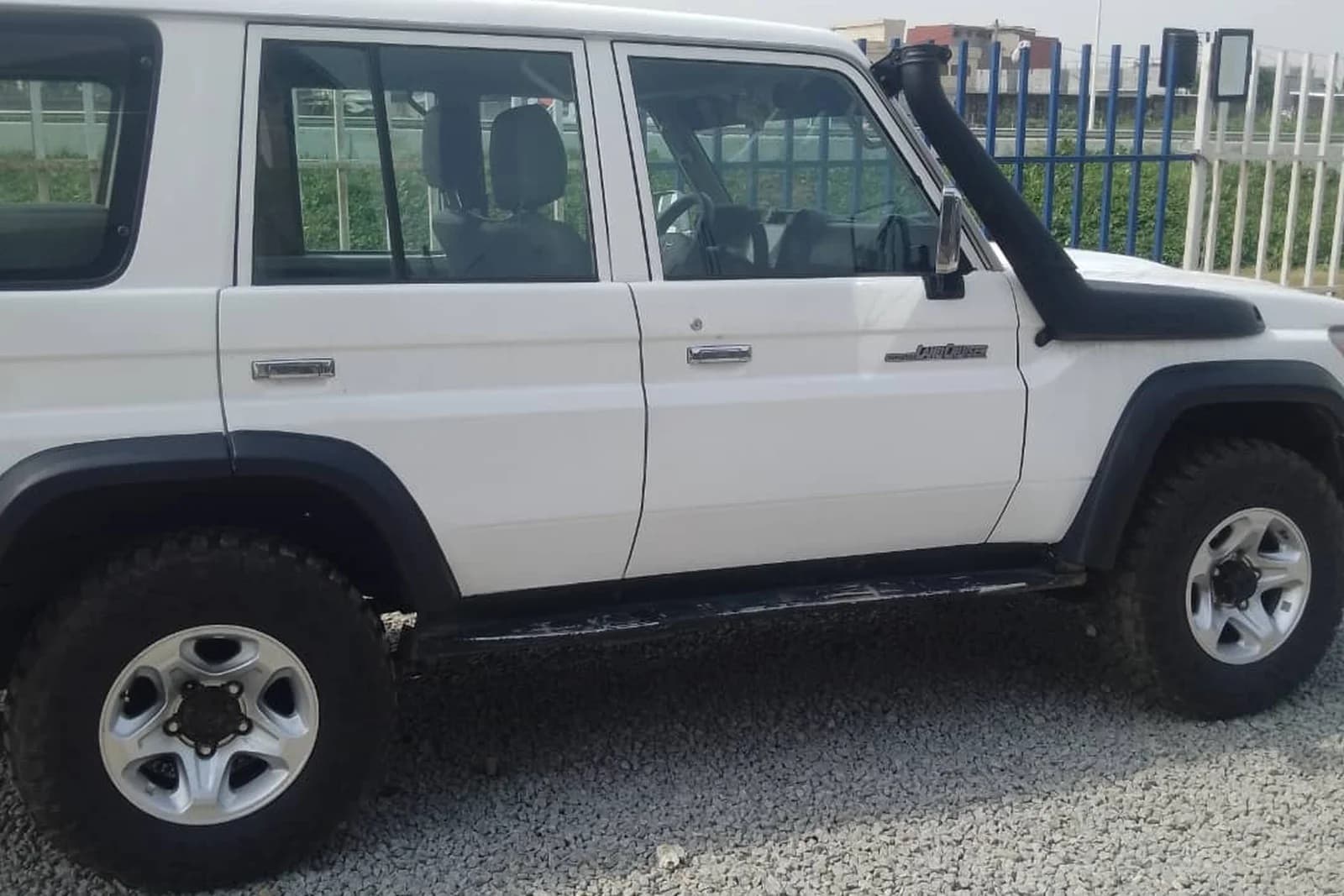 Toyota LAND CRUISER photo 3