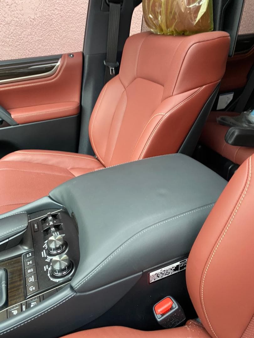 Lexus LX 570 photo 2