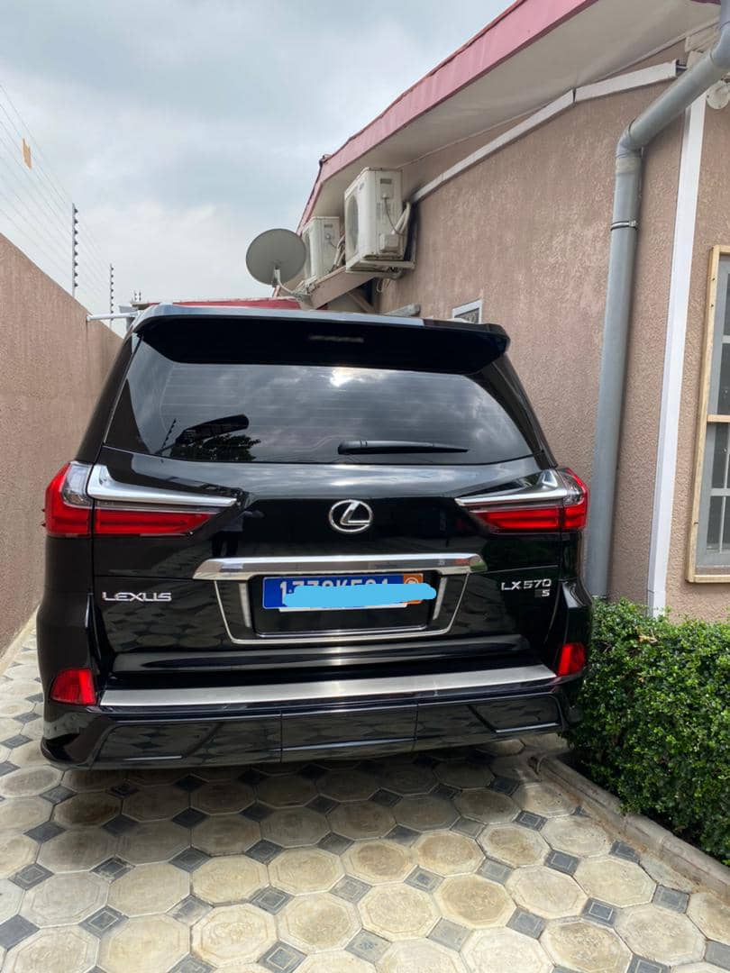 Lexus LX 570 photo 4