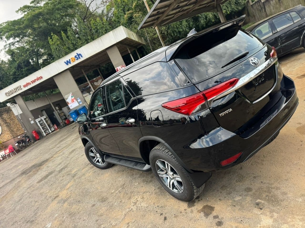 Toyota Fortuner photo 3