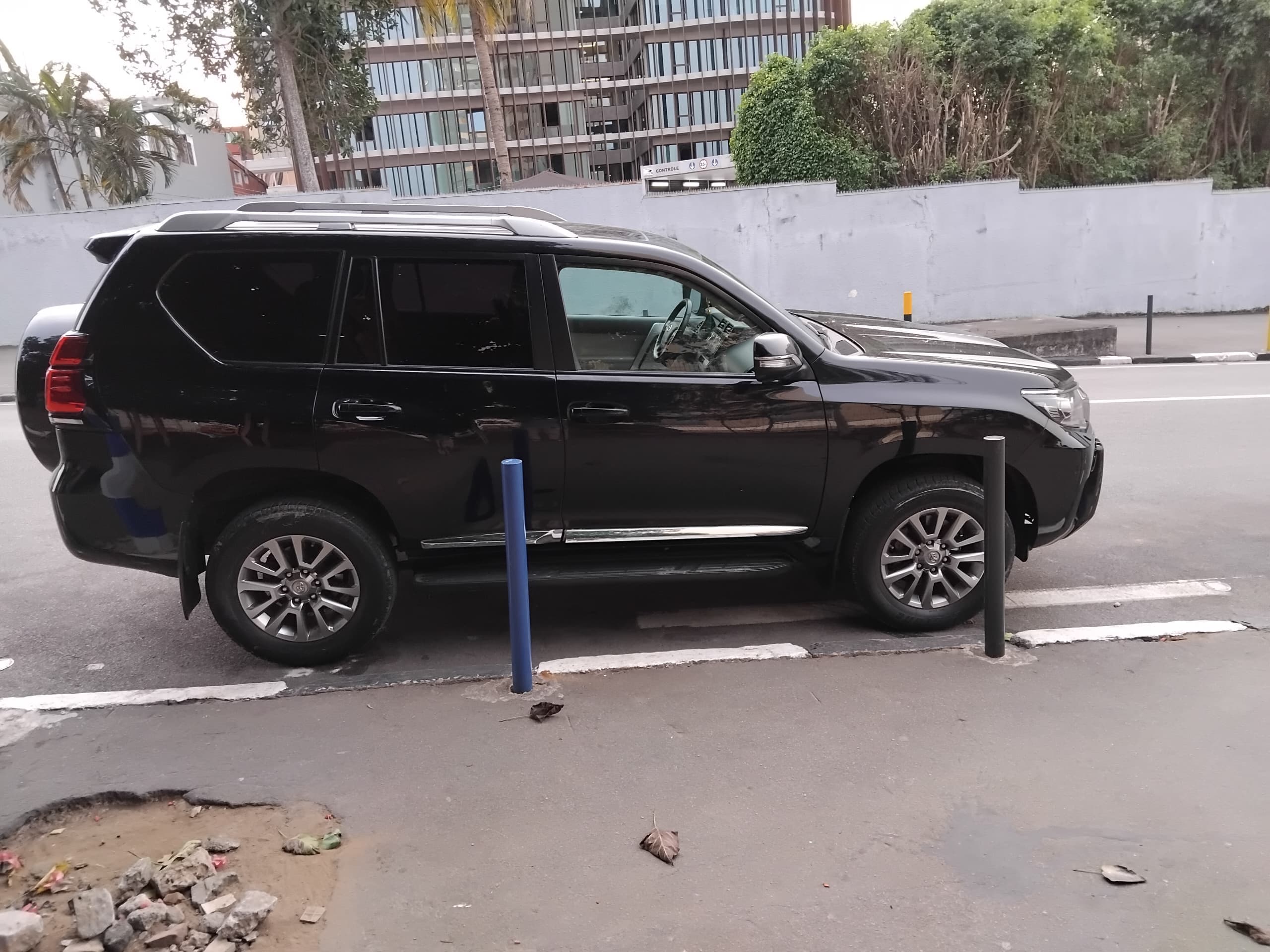 Toyota LAND CRUISER photo 4