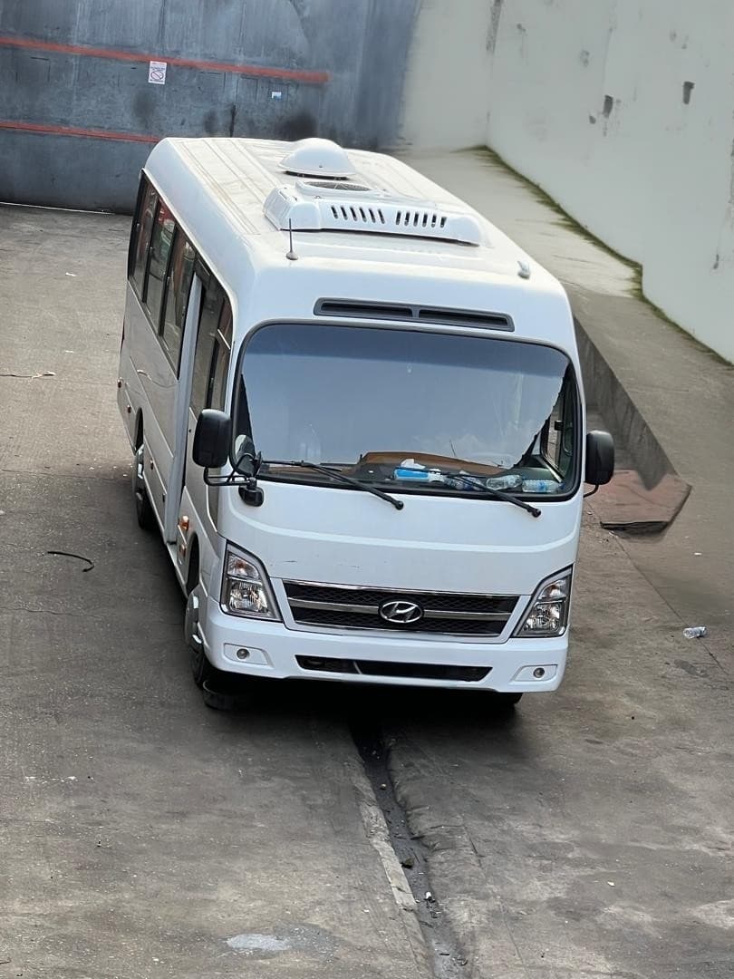 Hyundai County Bus 32 places