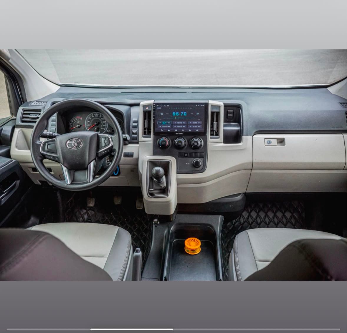 Toyota Hiace 14 Places photo 2