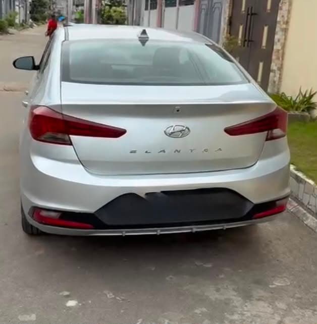Hyundai Elantra photo 2