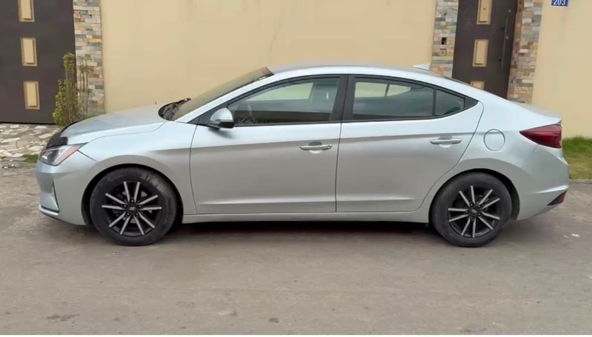 Hyundai Elantra photo 3