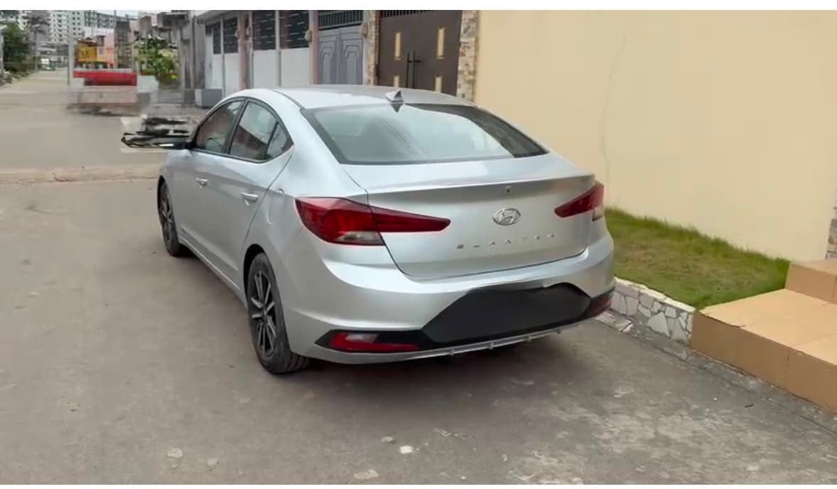 Hyundai Elantra photo 5