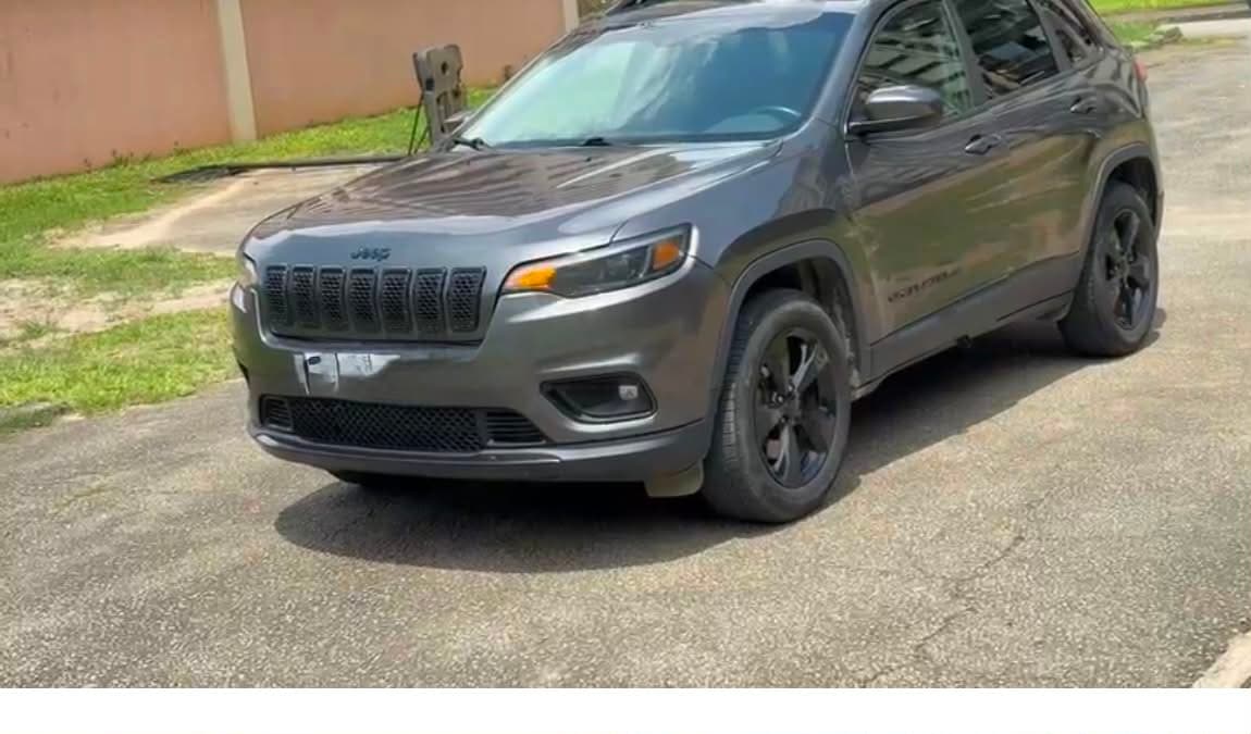 Jeep Cherokee photo 2