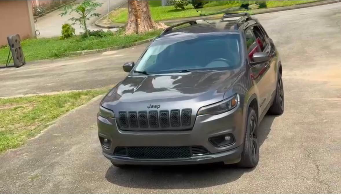 Jeep Cherokee photo 3