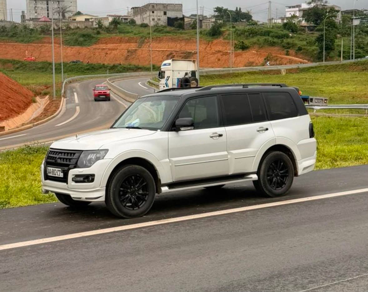 Mitsubishi Pajero photo 2