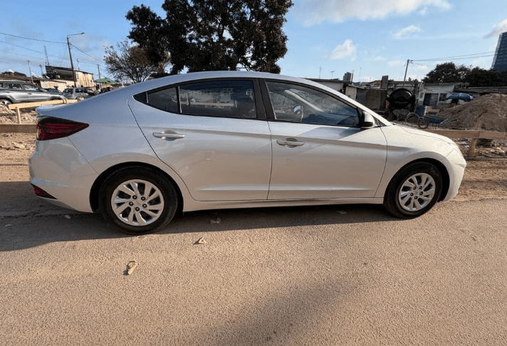 Hyundai Elantra photo 2