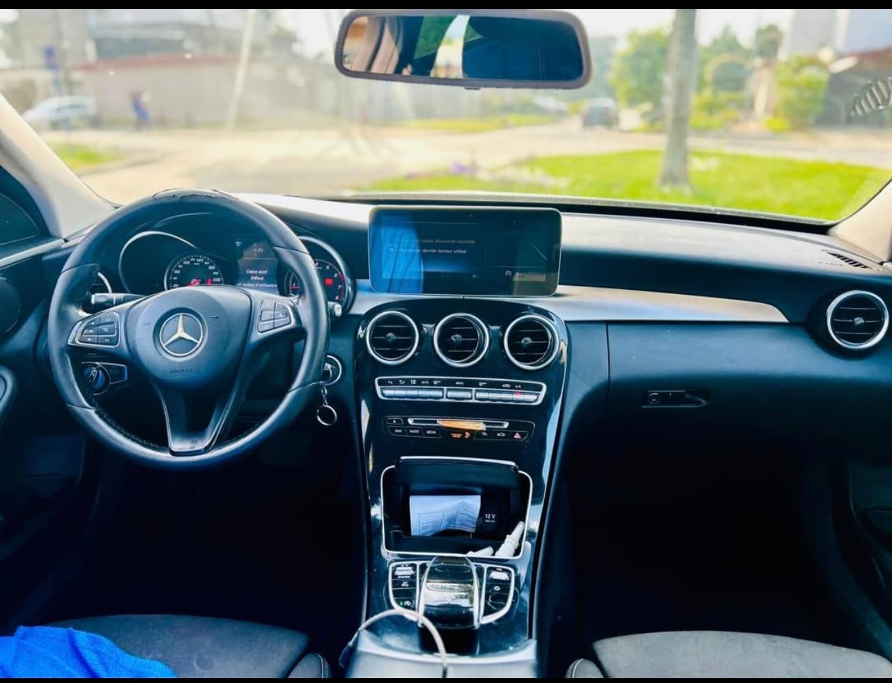 Mercedes-Benz C300 photo 2