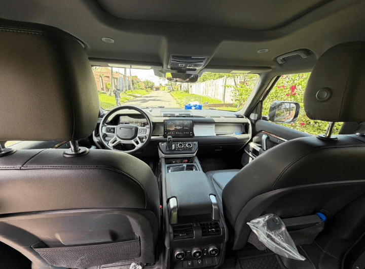 Land Rover Defender photo 3