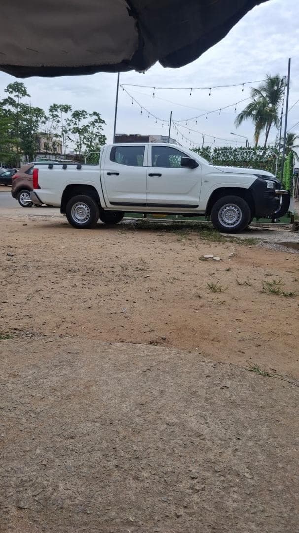 Mitsubishi I200 photo 2