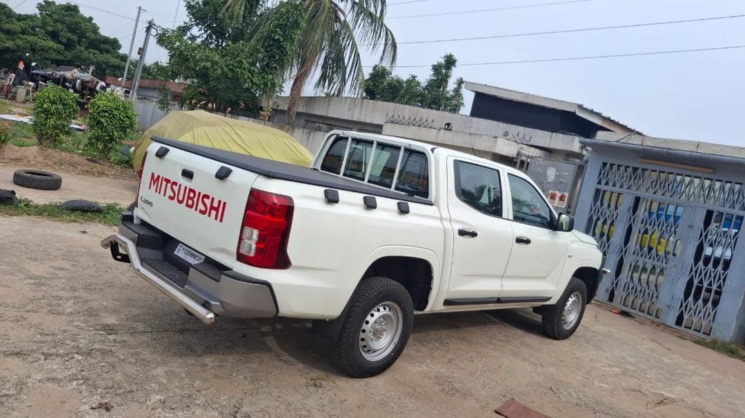 Mitsubishi I200 photo 4