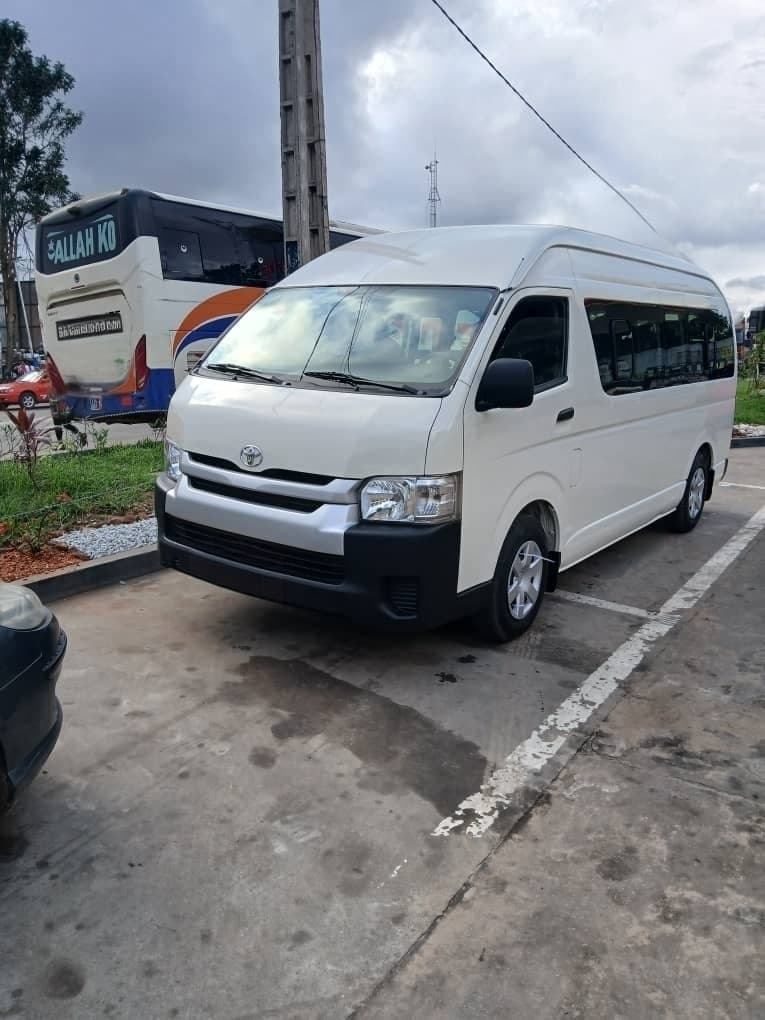 Toyota Hiace 14 Places