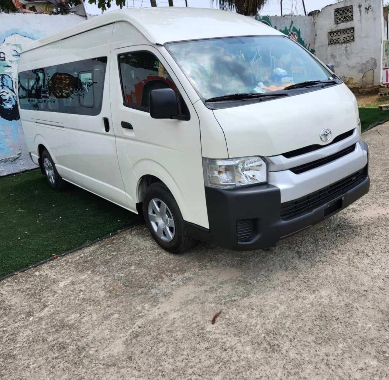 Toyota Hiace 14 Places