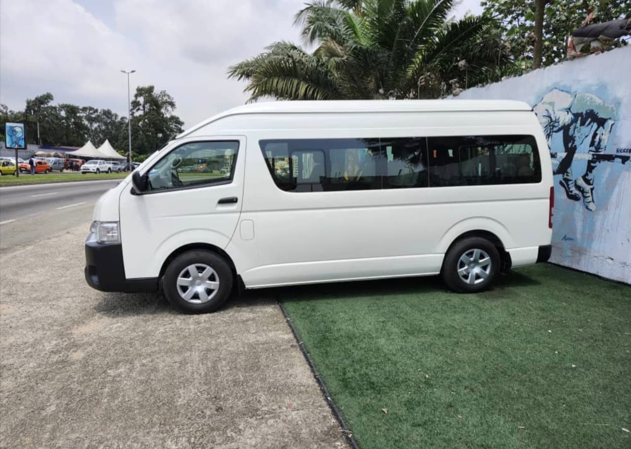 Toyota Hiace 14 Places photo 4