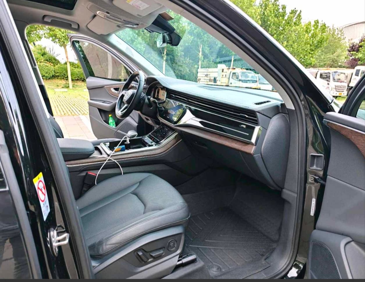 Audi Q7 photo 2