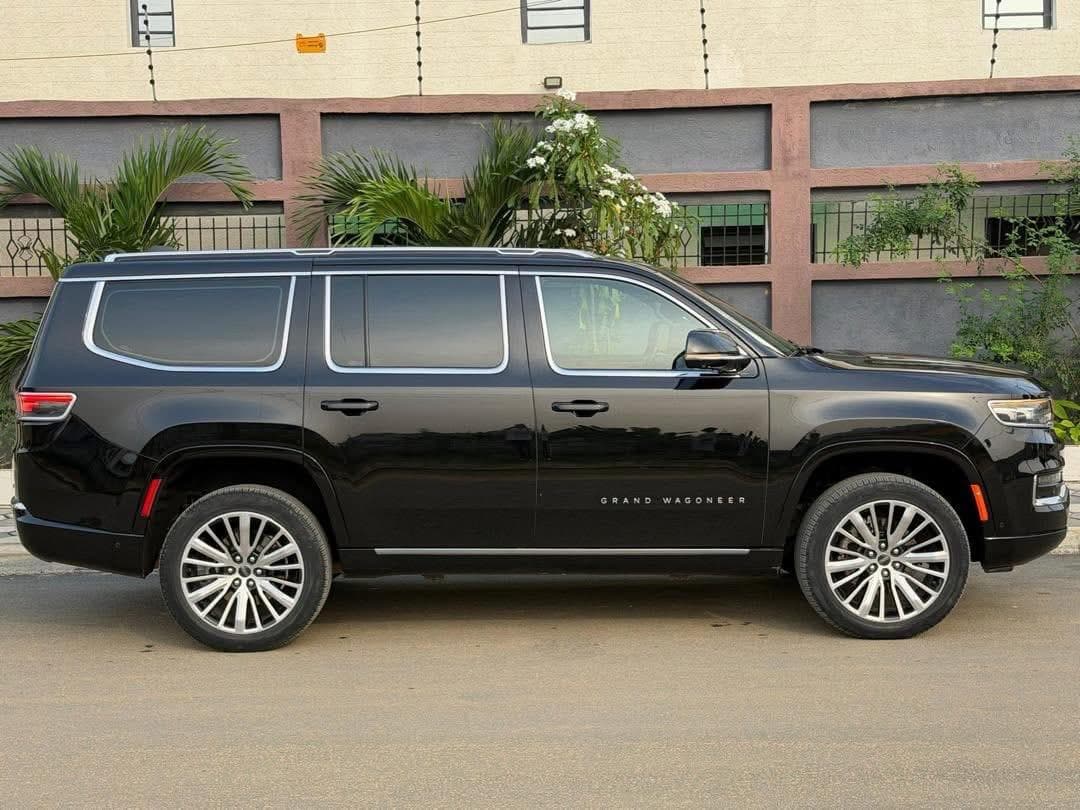 Jeep Grand Wagoneer photo 4