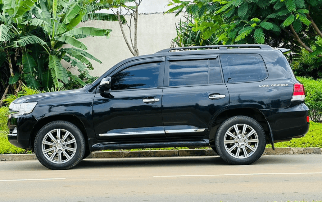 Toyota LAND CRUISER photo 2