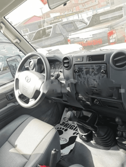 Toyota LAND CRUISER photo 4