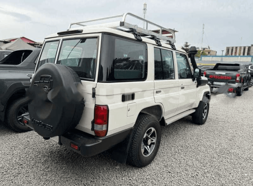 Toyota LAND CRUISER photo 5