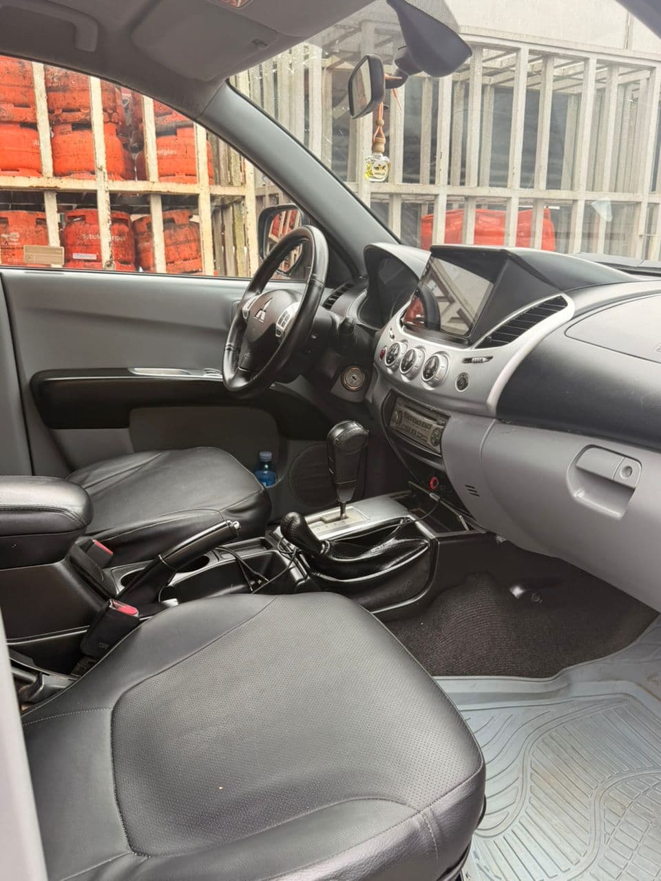 Mitsubishi L200 photo 2