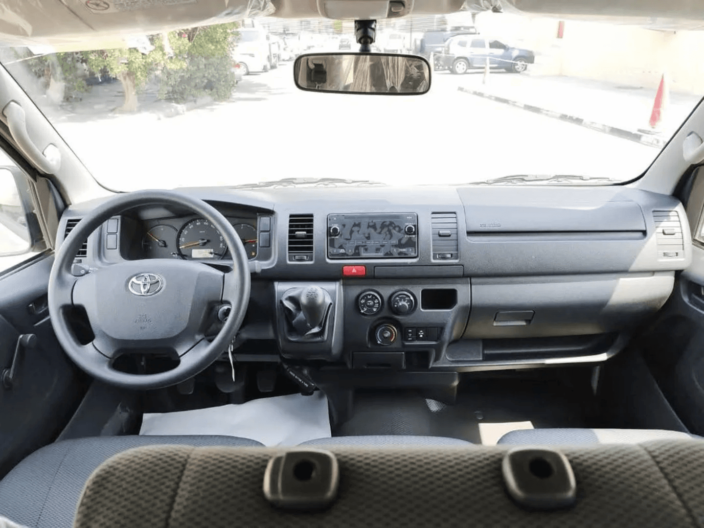 Toyota Hiace photo 2