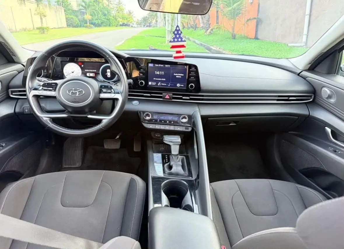 Hyundai Elantra photo 2