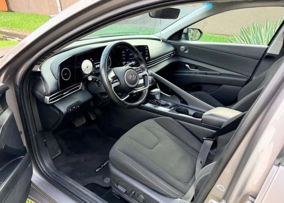 Hyundai Elantra photo 3