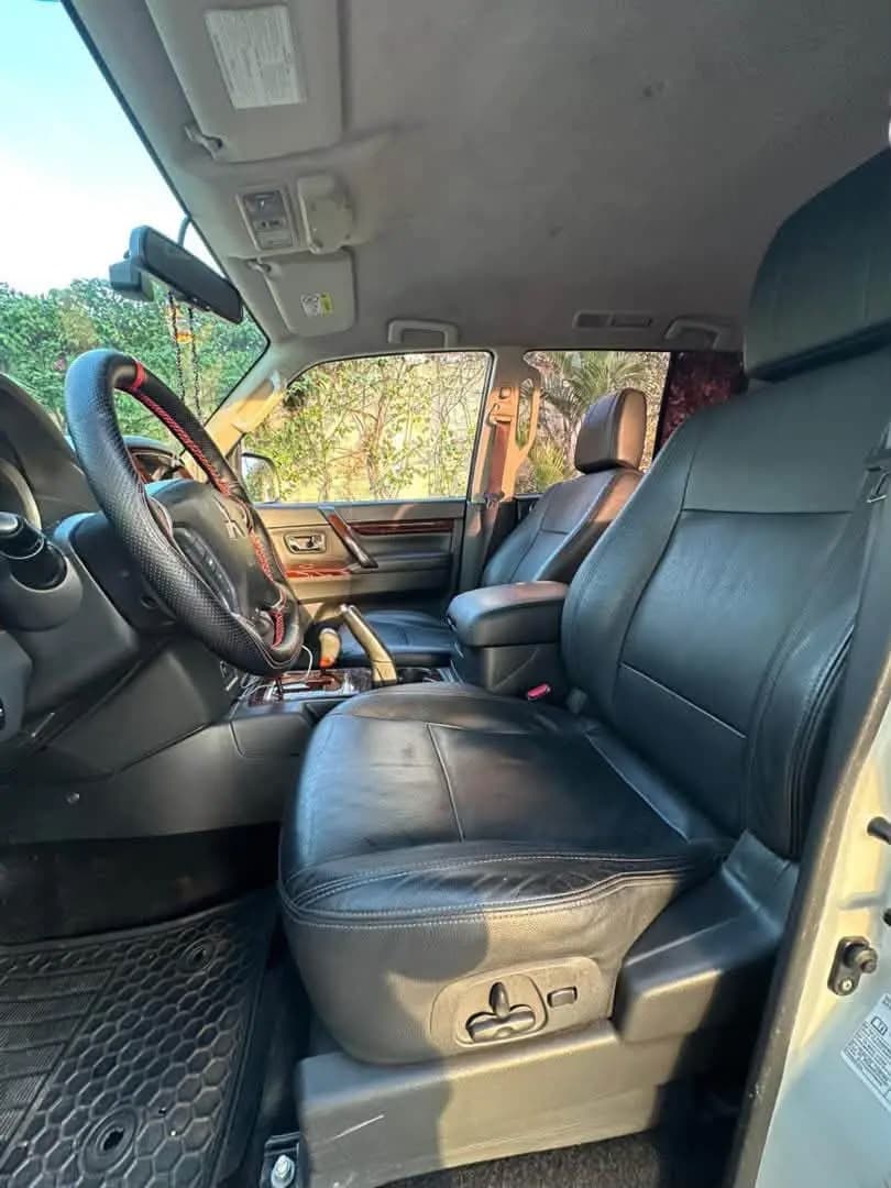 Mitsubishi PAJERO photo 2