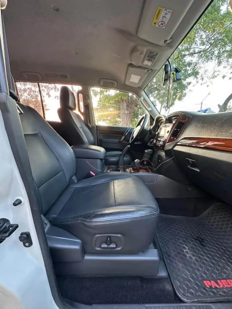 Mitsubishi PAJERO photo 3