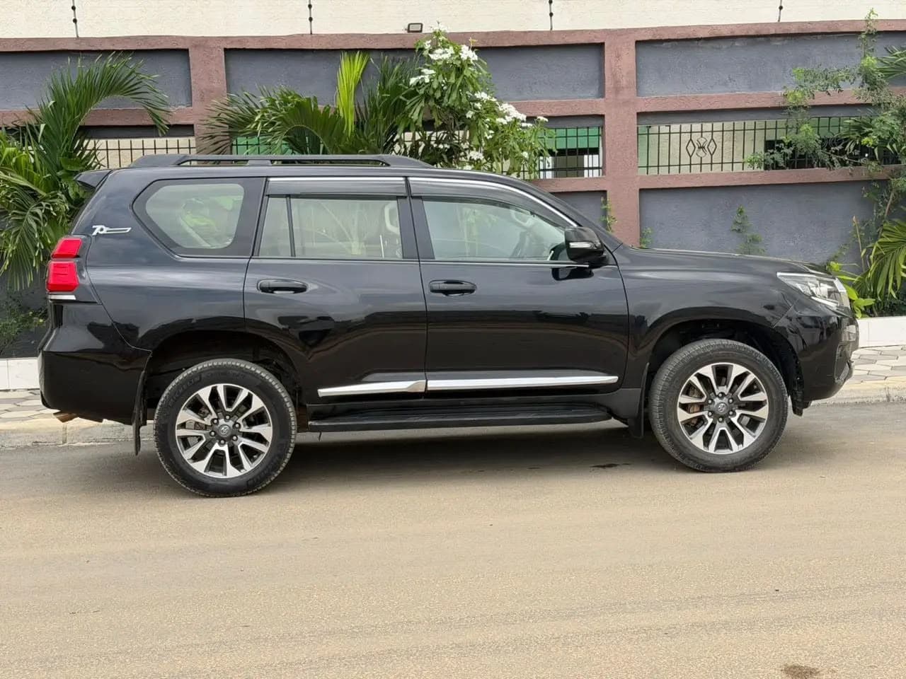 Toyota LAND CRUISER photo 4