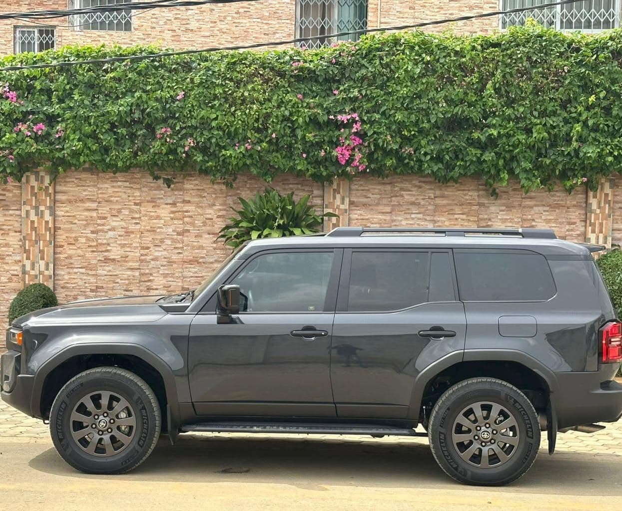 Toyota LAND CRUISER photo 4