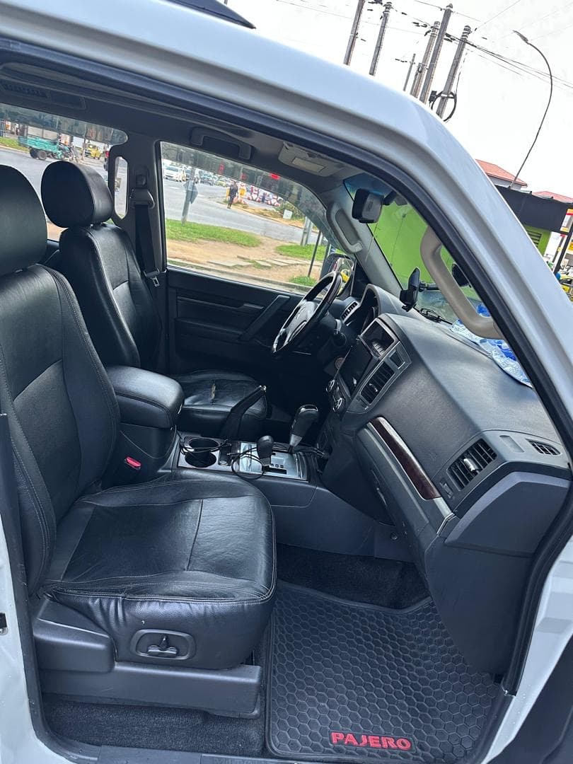 Mitsubishi PAJERO photo 2