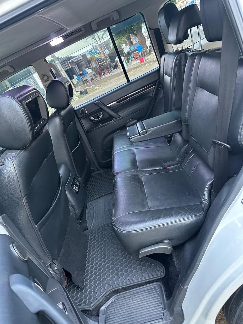 Mitsubishi PAJERO photo 3