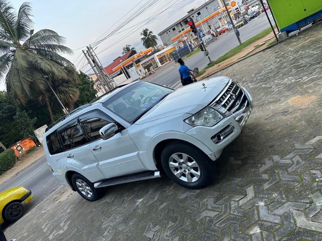 Mitsubishi PAJERO photo 4
