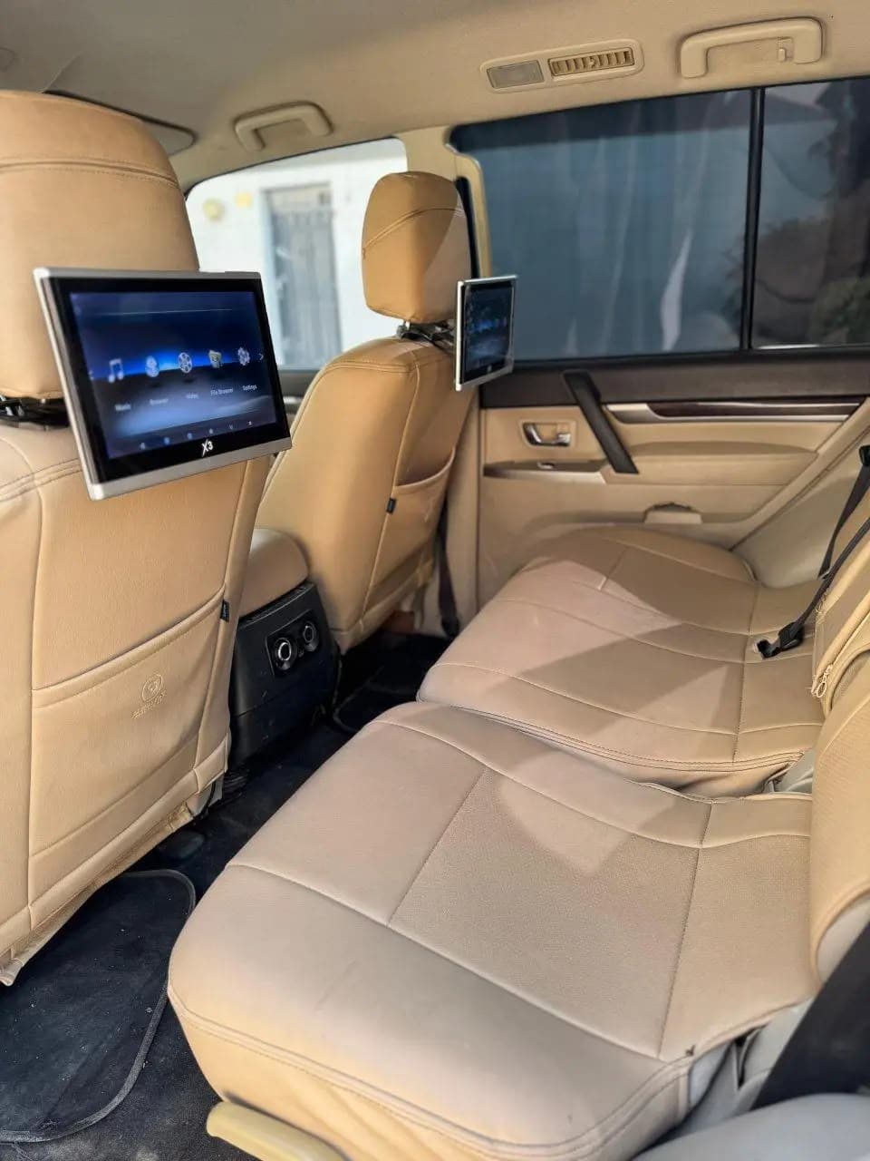 Mitsubishi PAJERO photo 2