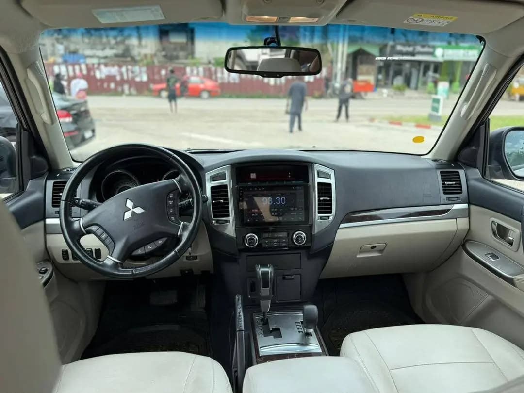 Mitsubishi PAJERO photo 2