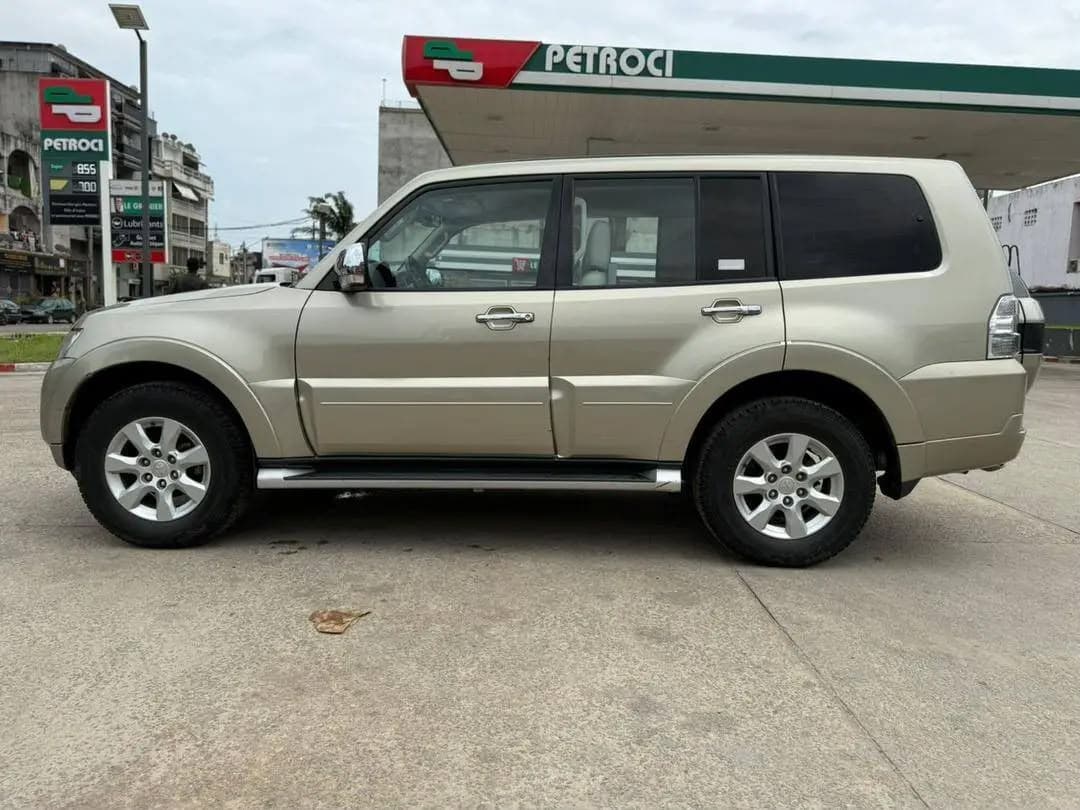 Mitsubishi PAJERO photo 4